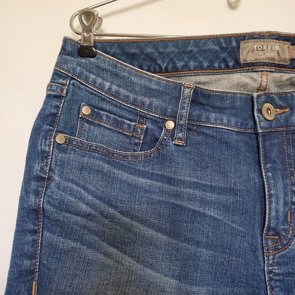 TORRID 'FEEL THE FIT' SHORTS ZIPPER-FLY RAW-HEM MED-WASH BLUE WOMENS (12) - Picture 6 of 9